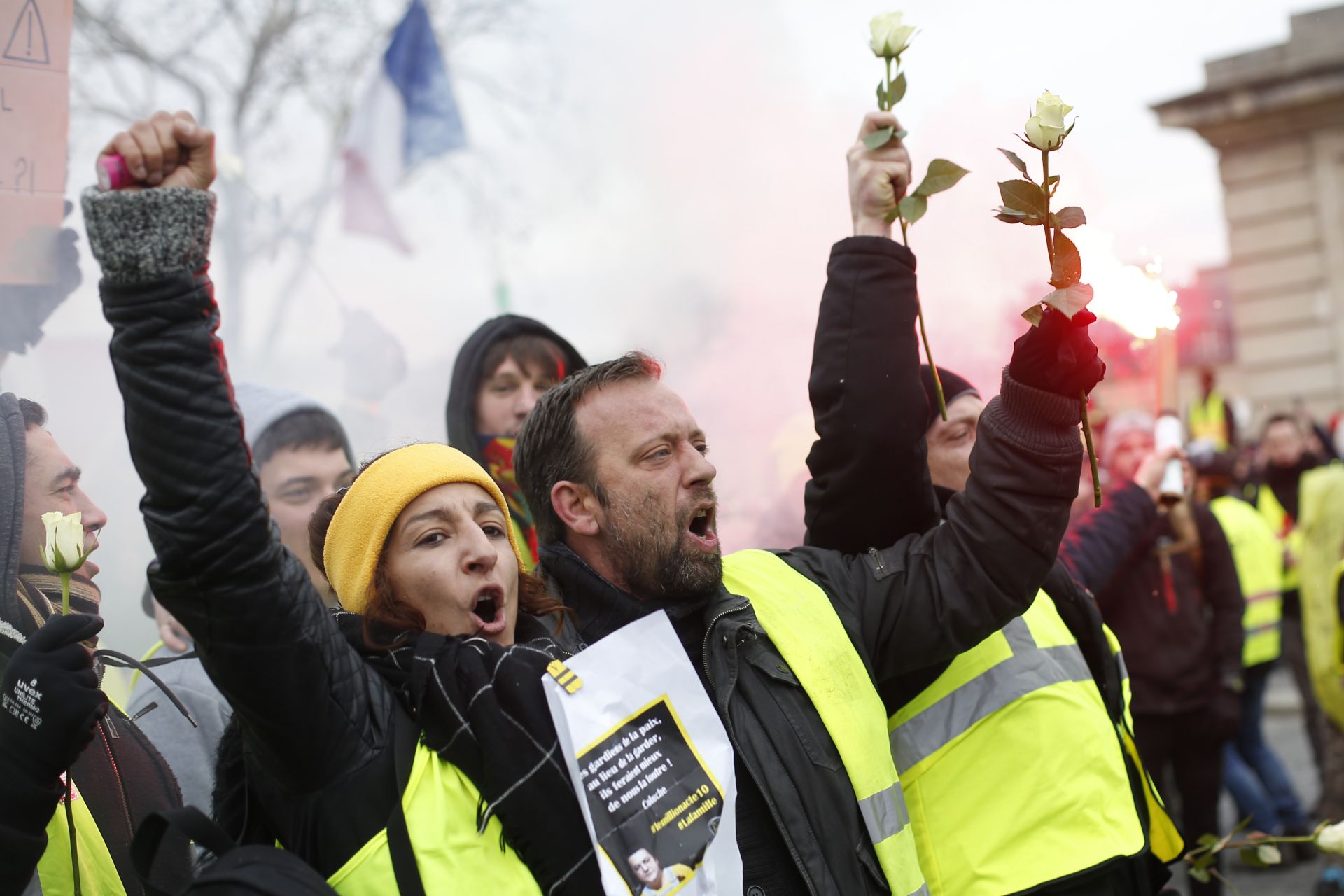 Протестиращи в Париж носят бели ръзи
