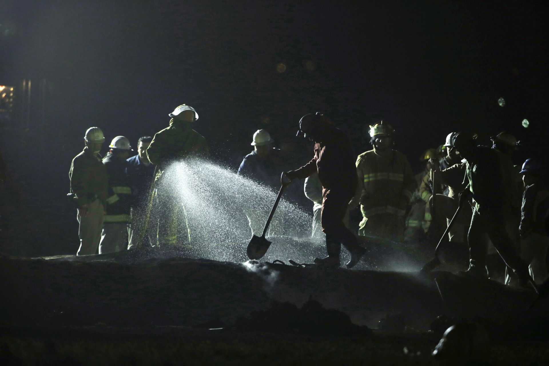 Противожарни екипи работят в района на експлозията на тръбопровода