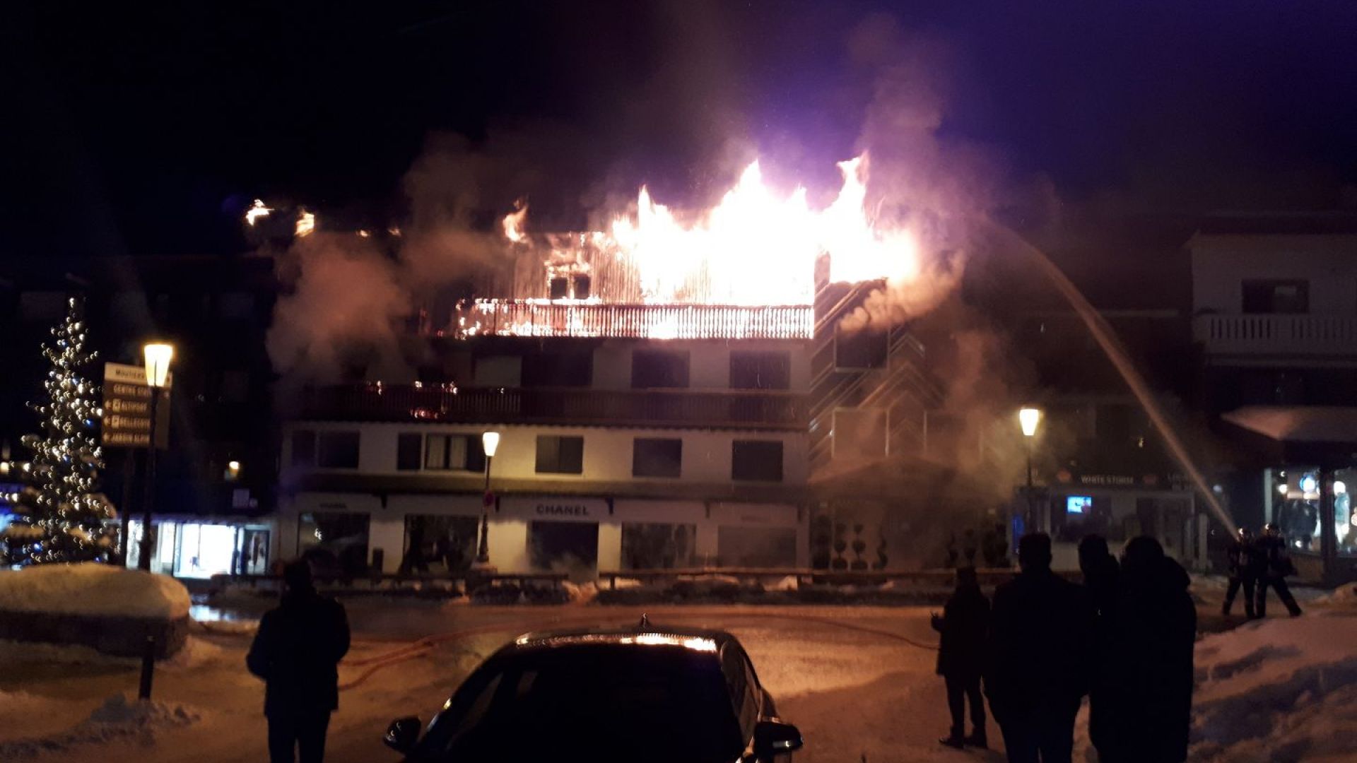 Смъртоносен пожар във френския курорт Куршвел (видео)