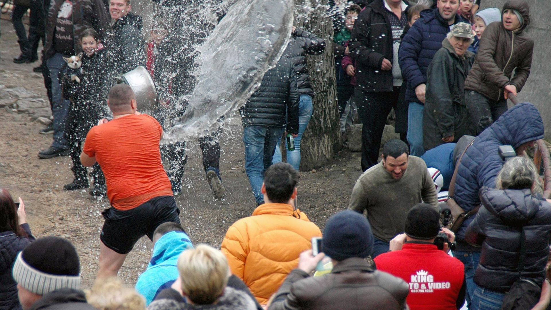 Шестима младоженци скочиха в ледените води на реката в Перущица