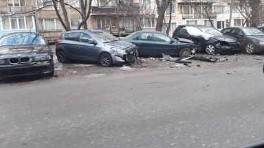 Софиянец блъсна 7 паркирани коли, бягайки от нападатели (видео)