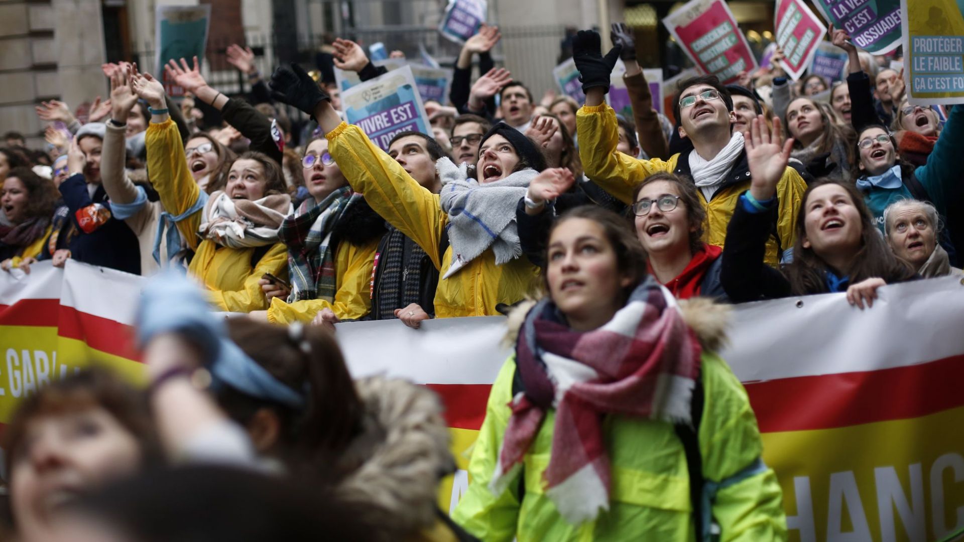 Няколко хиляди души излязоха по улиците на Париж в знак