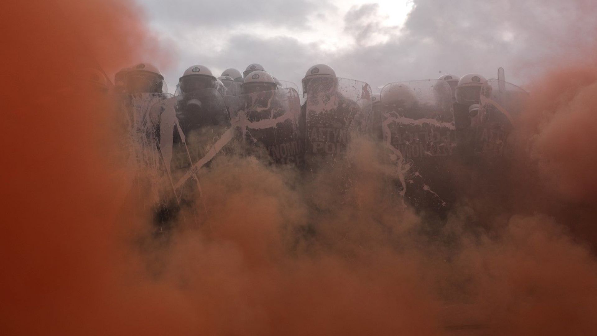 Протестиращи влязоха вчера в сблъсъци с полицията по време на