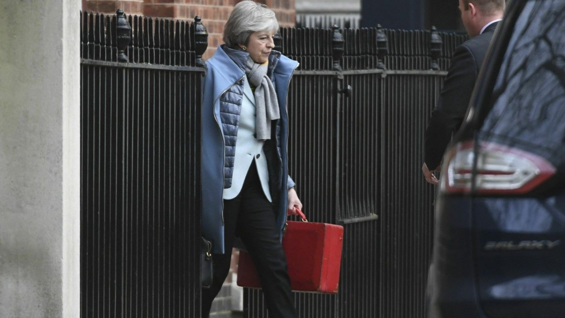 Британското правителство днес пуска в действие мобилно приложение чрез което