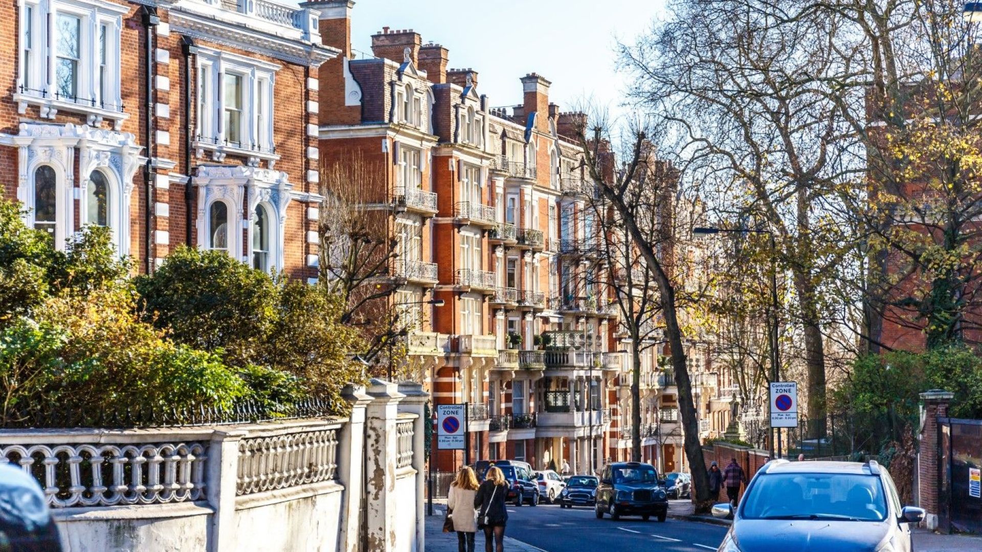 Скъпите имоти във Великобритания поевтиняха с 25%