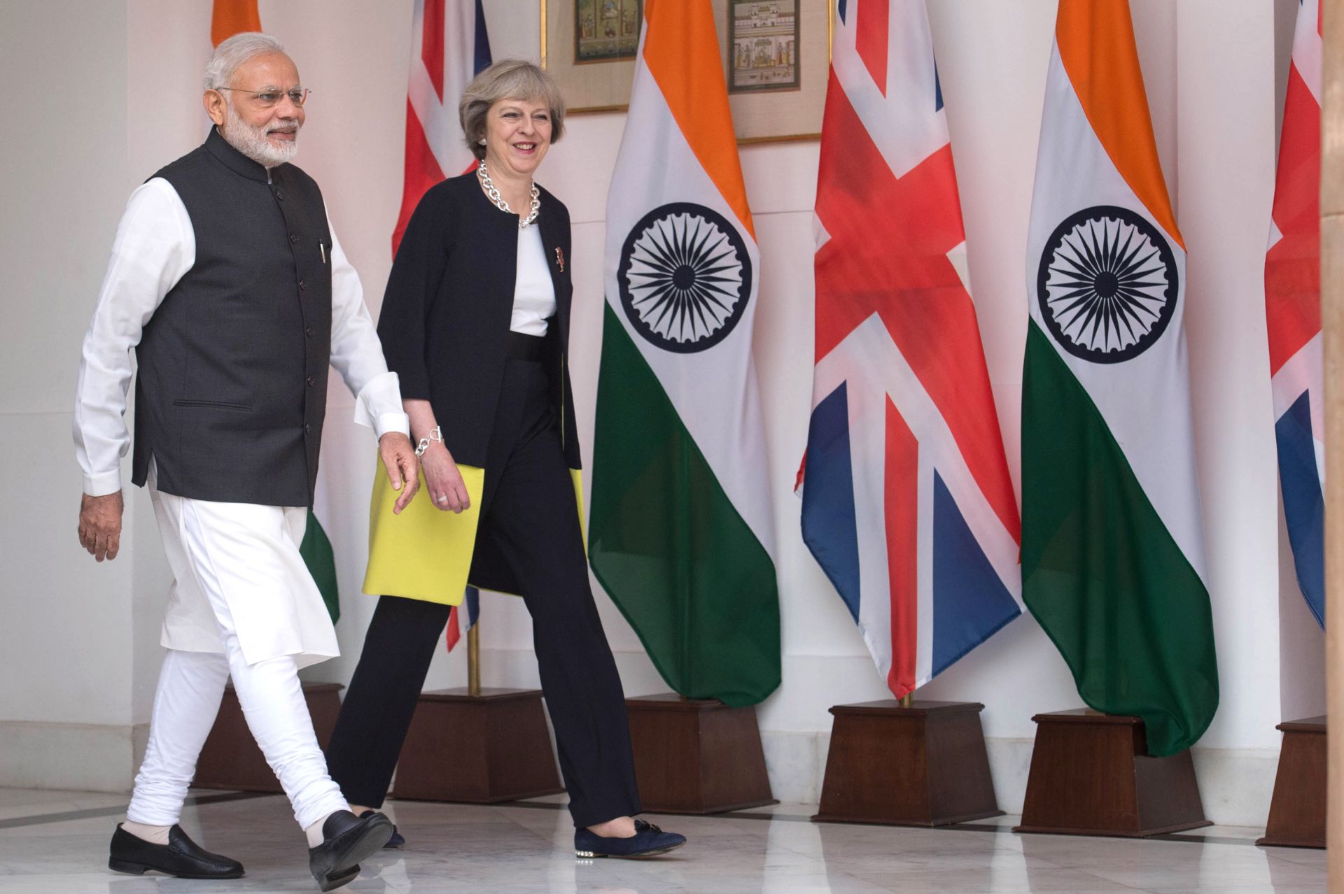 Индийският премиер Нарендра Моди (вляво) с министър-председателя на Великобритания Тереза Мей