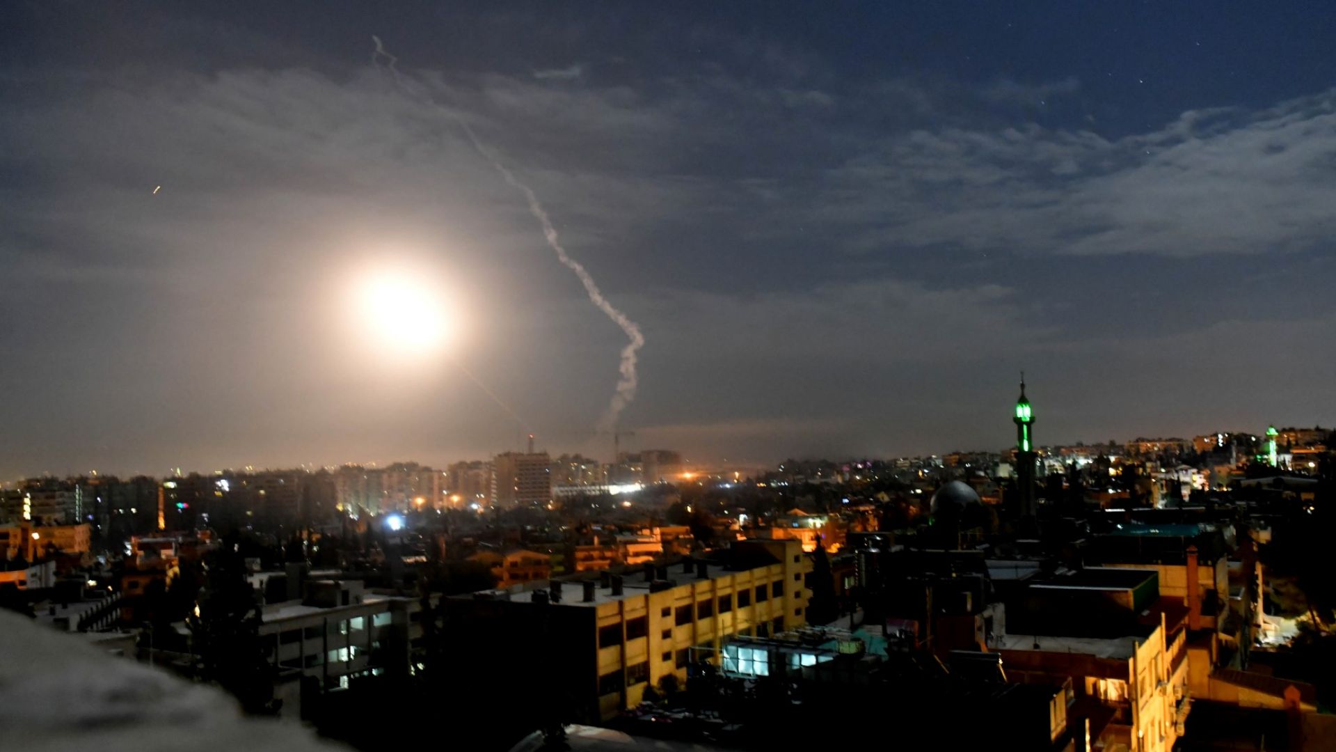 Виж още Израел удари с ракети по Дамаск снимки