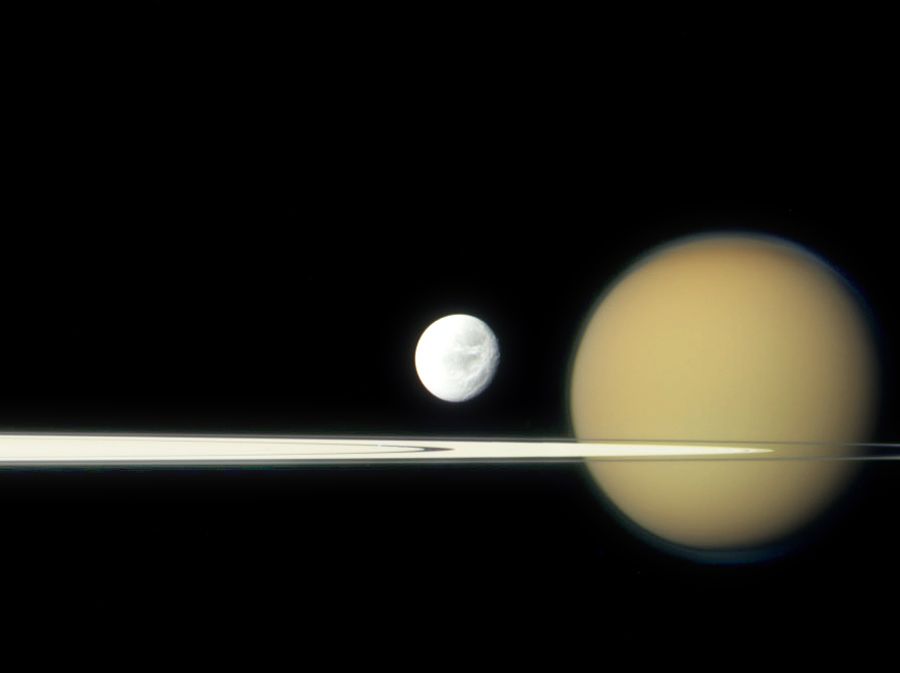 Пръстените на Сатурн и Титан и Рея на заден фонд