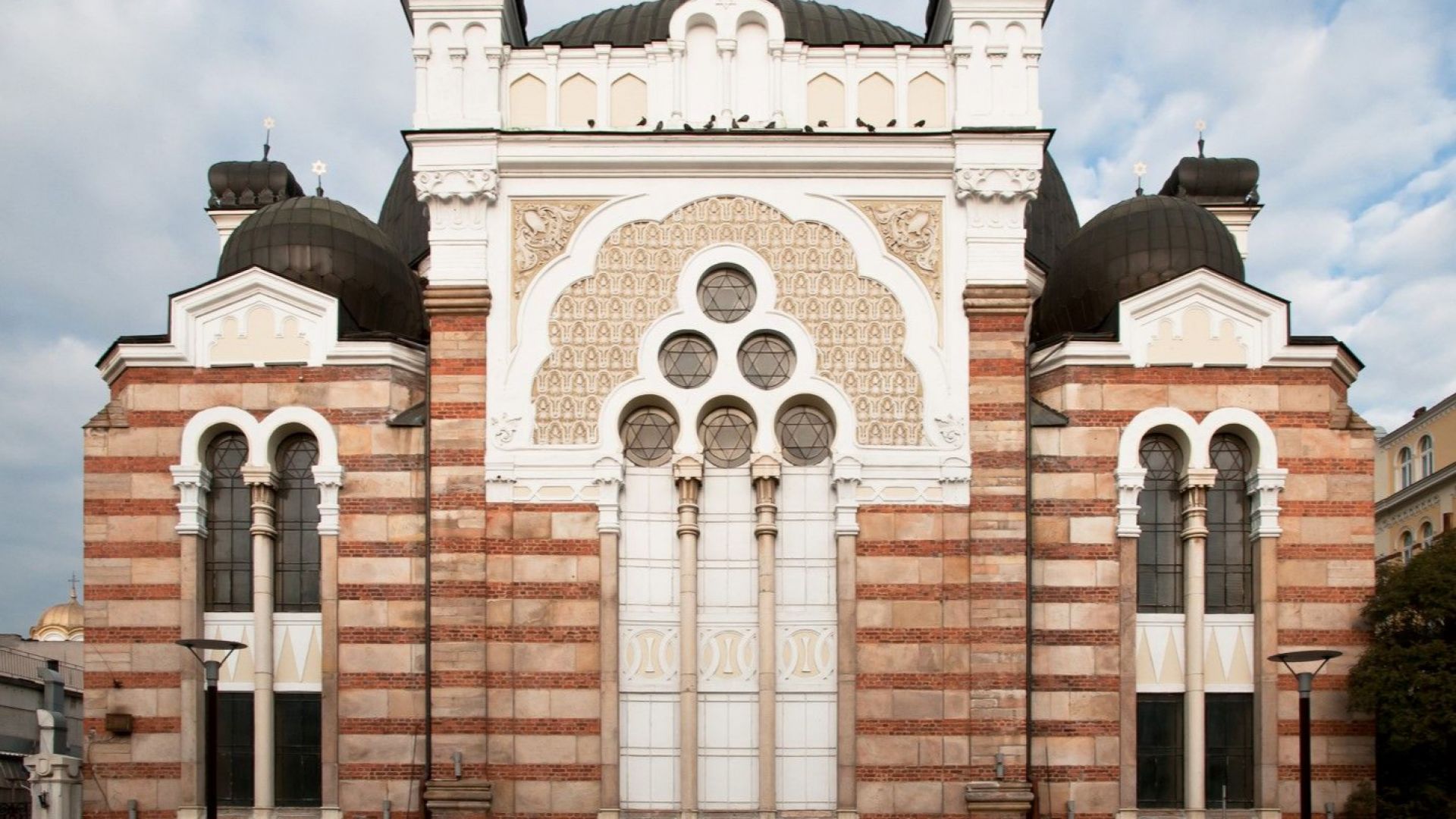 Заловиха вандала, разбил прозорците на Софийска синагога