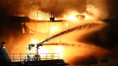 Десет души загинаха при пожар на два кораба в Керченския проток