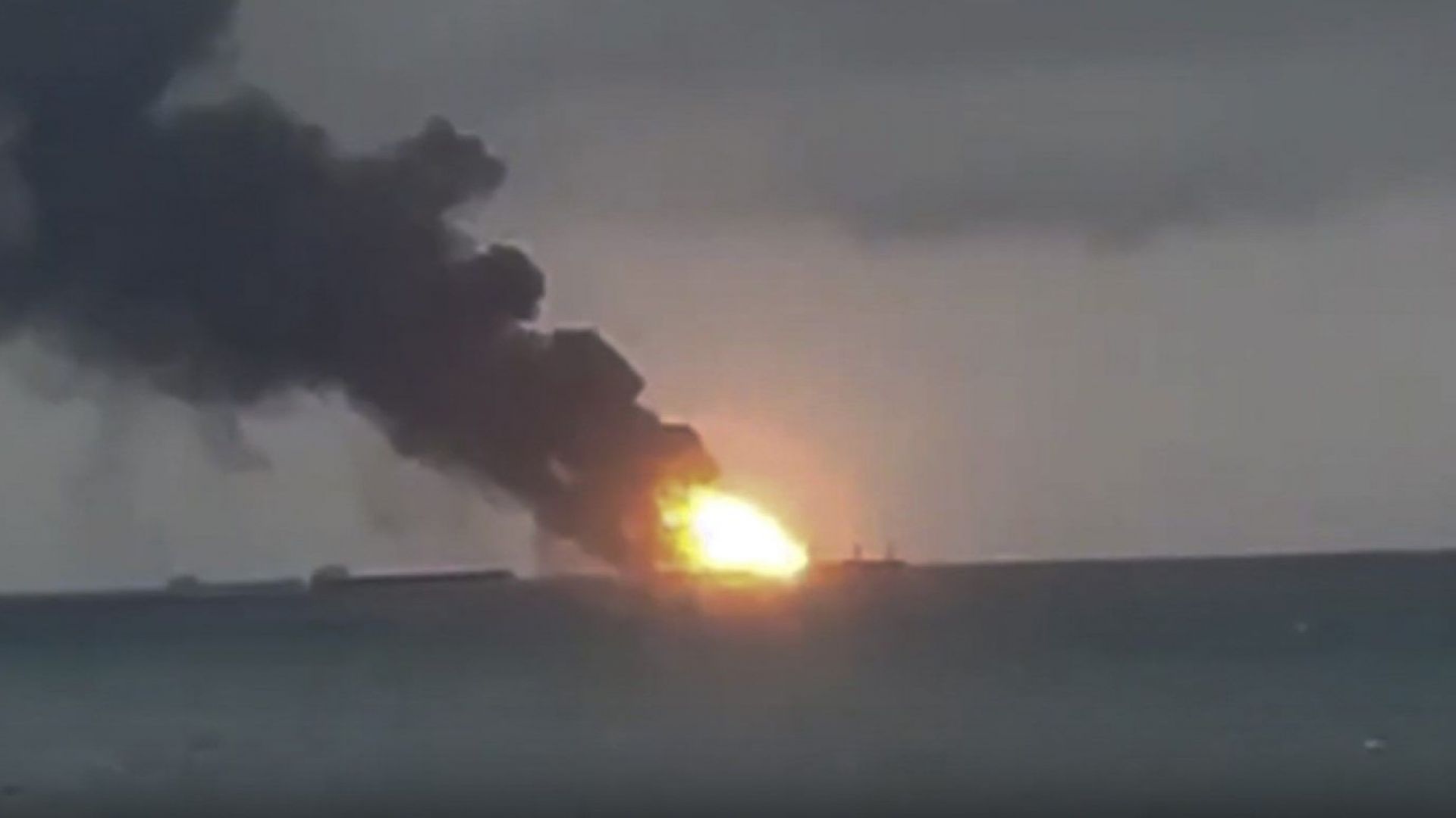 Пет морски съда продължават издирването на членовете на екипажите на