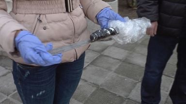 Мъж се опита да прегази полицай, друг нападна униформен със сабя