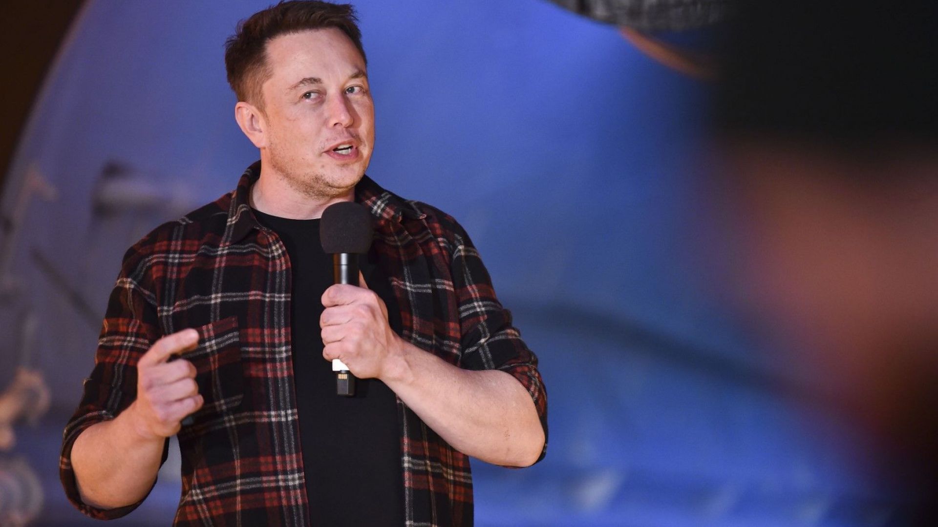 Десетки сателити изстреляни от компанията на Илон Мъск преминаха над