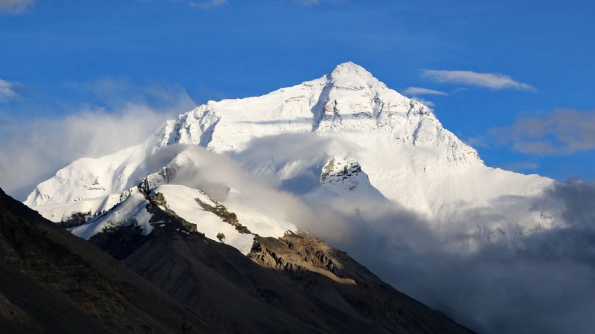 Китай ще ограничи броя на желаещите да изкачат Еверест от