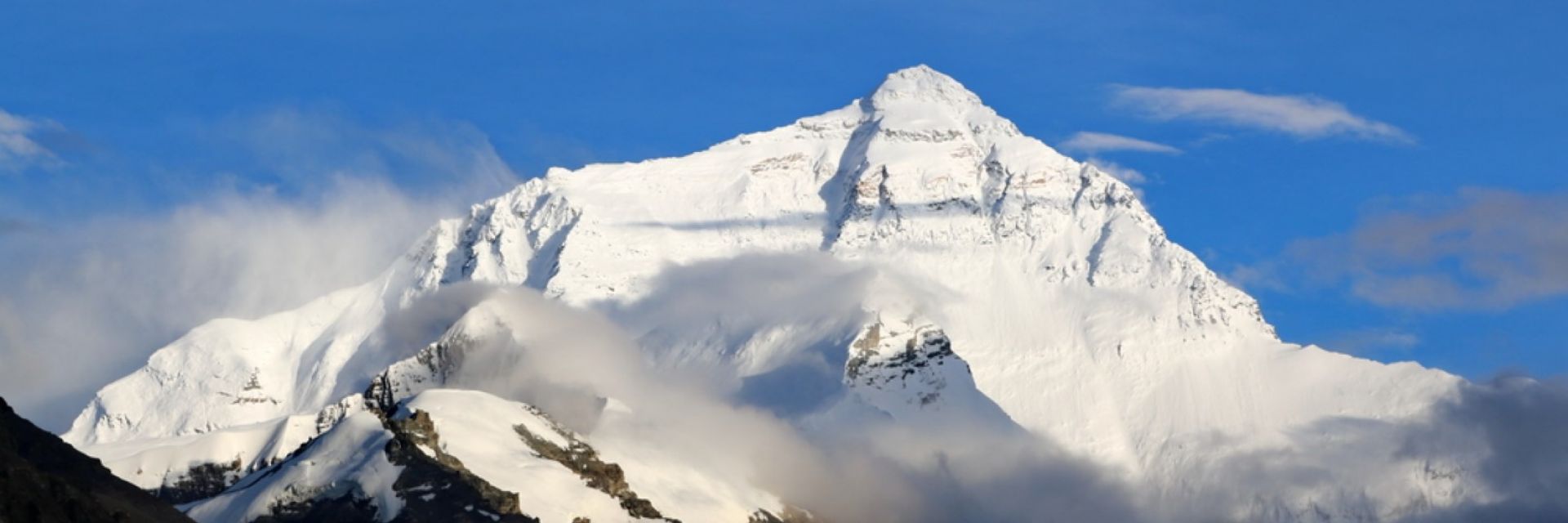 Първият човек, спуснал се със ски от Еверест, почина след падане от дърво