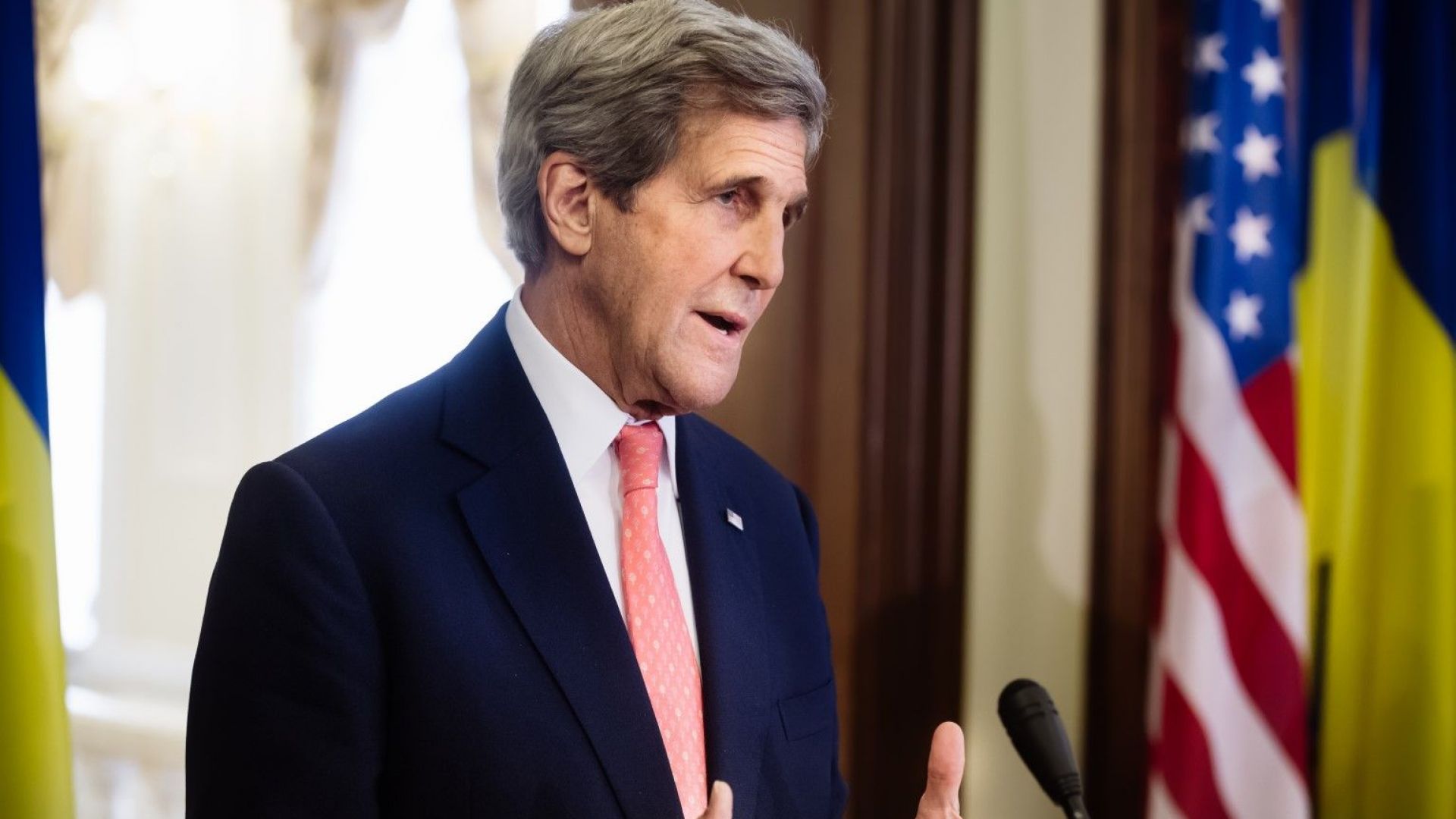 Бившият американски държавен секретар Джон Кери призова вчера президента на