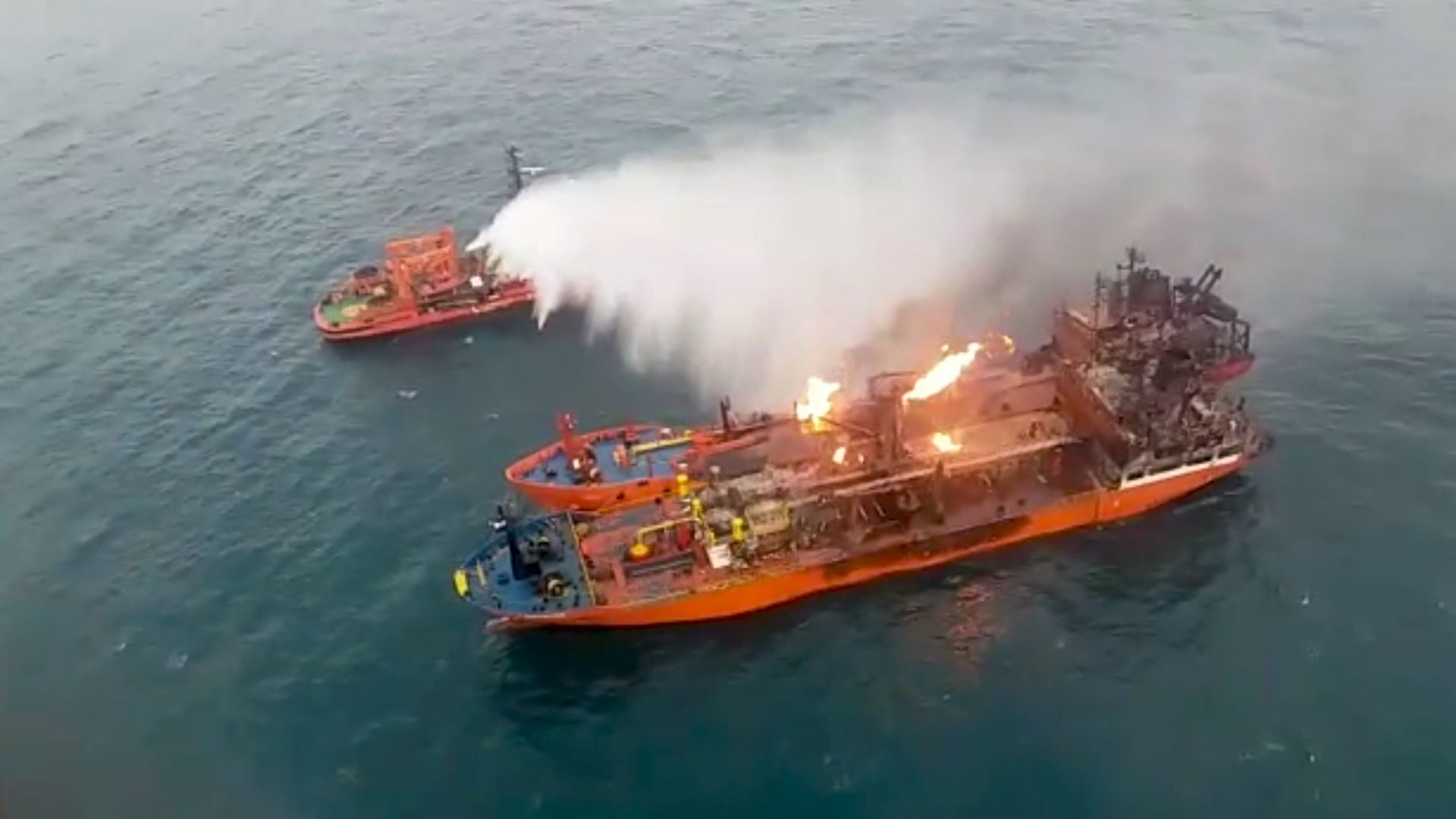 Усилията за гасене на пожара избухнал в понеделник на два