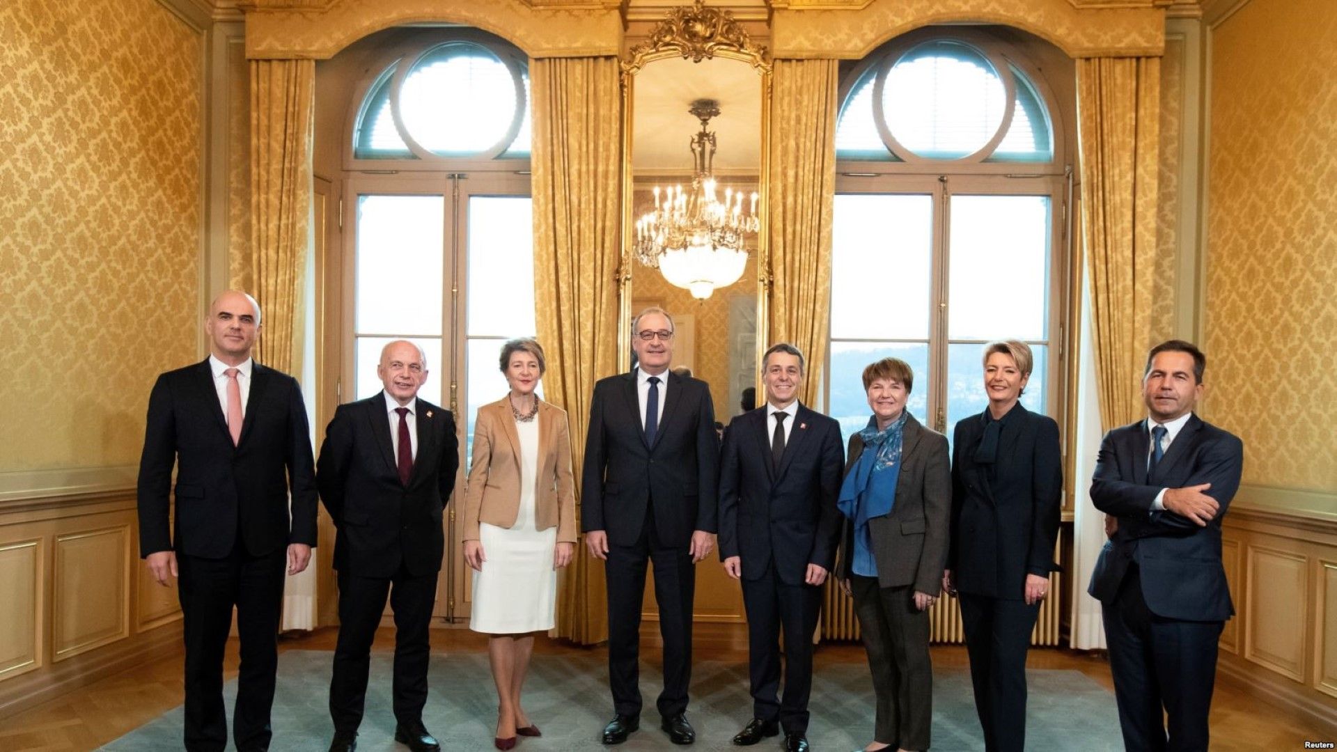 Седемте министри на Швейцария, единствено човекът вдясно не е член на правителството, а шеф на Федералната канцелария