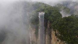 Вижте най-високия открит асансьор в света на 326 метра
