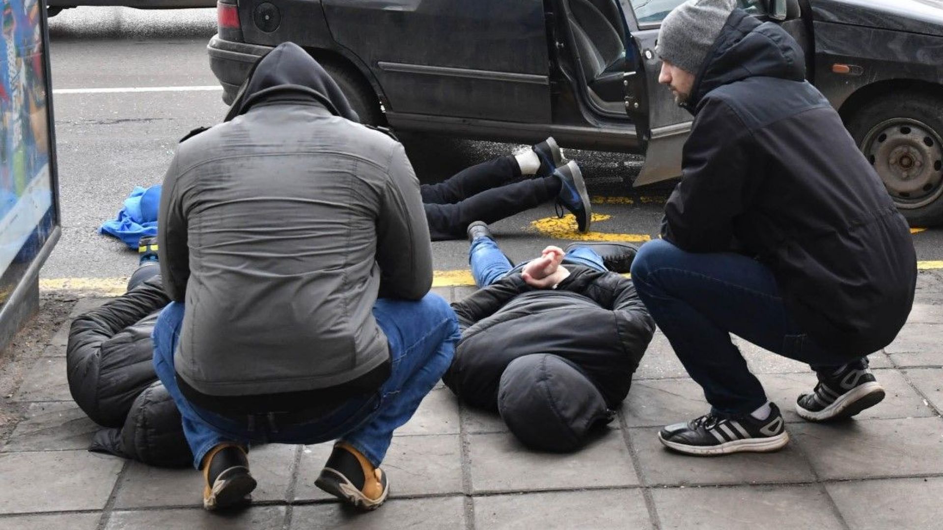 Трима души бяха задържани днес следобяд при зрелищна полицейска операция