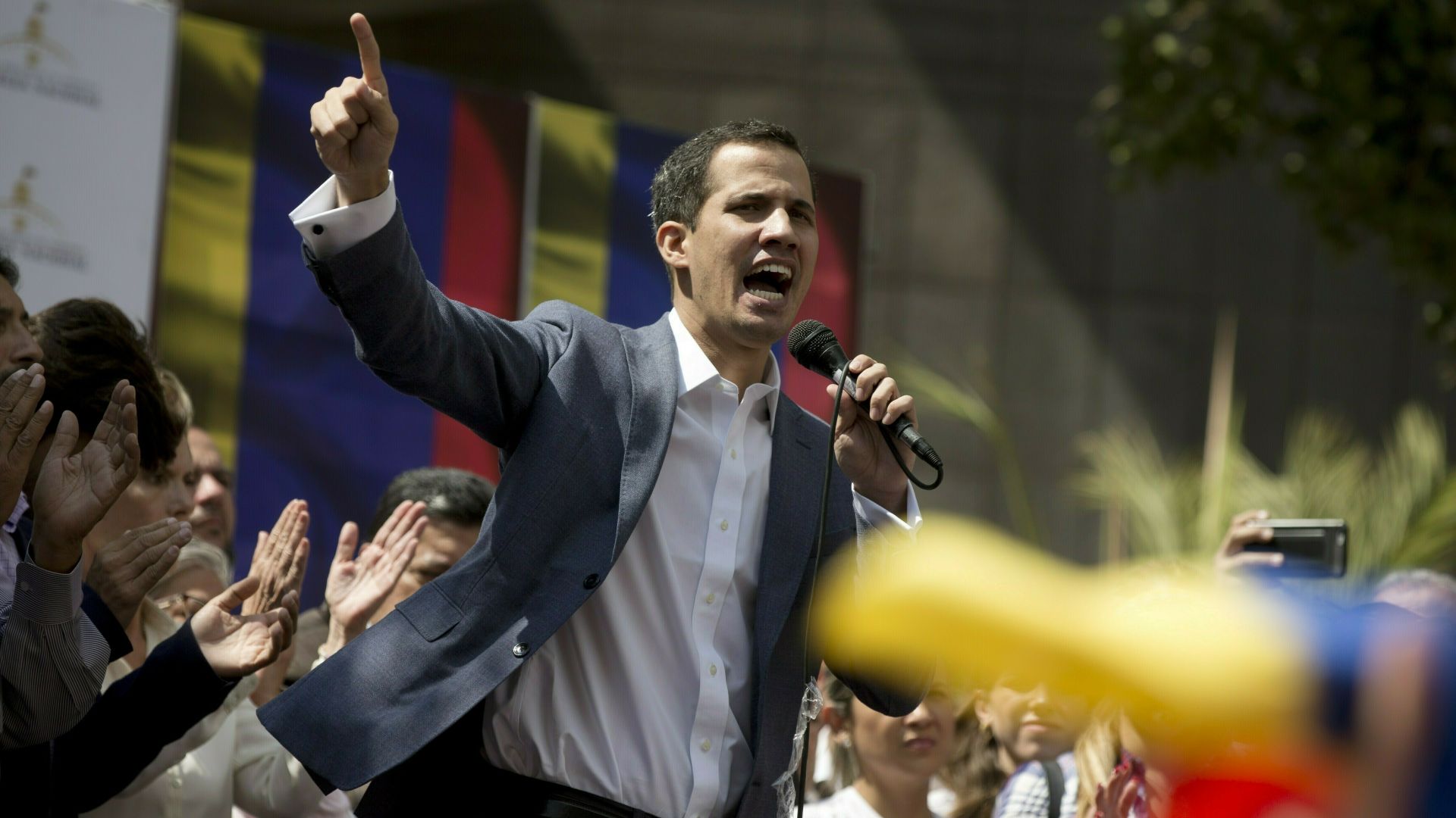 Шефът на парламента във Венецуела се обяви за президент и положи клетва