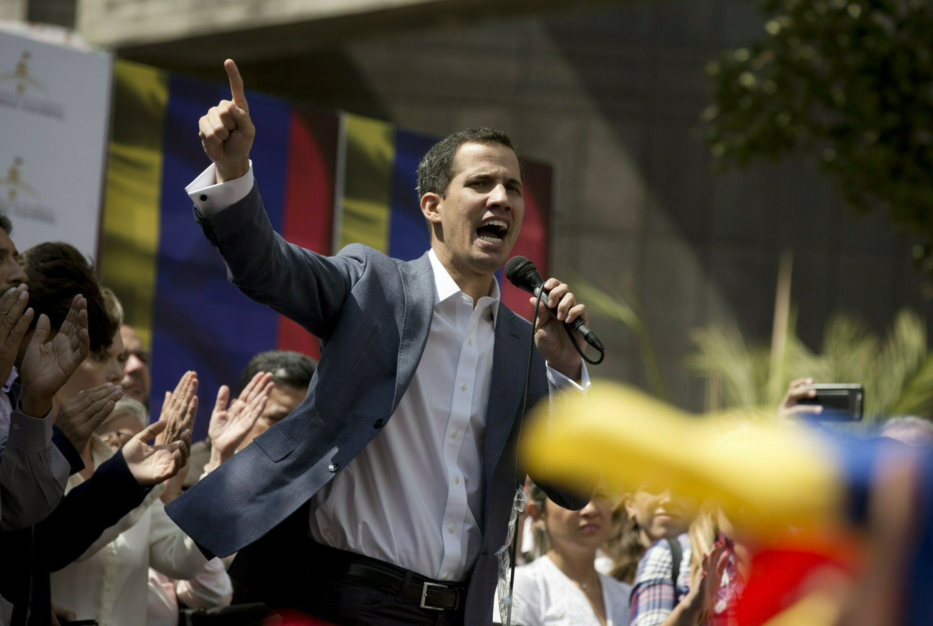 Официално се заклевам да изпълнявам правомощията на президент на Венецуела", заяви Гуайдо на митинг на опозицията