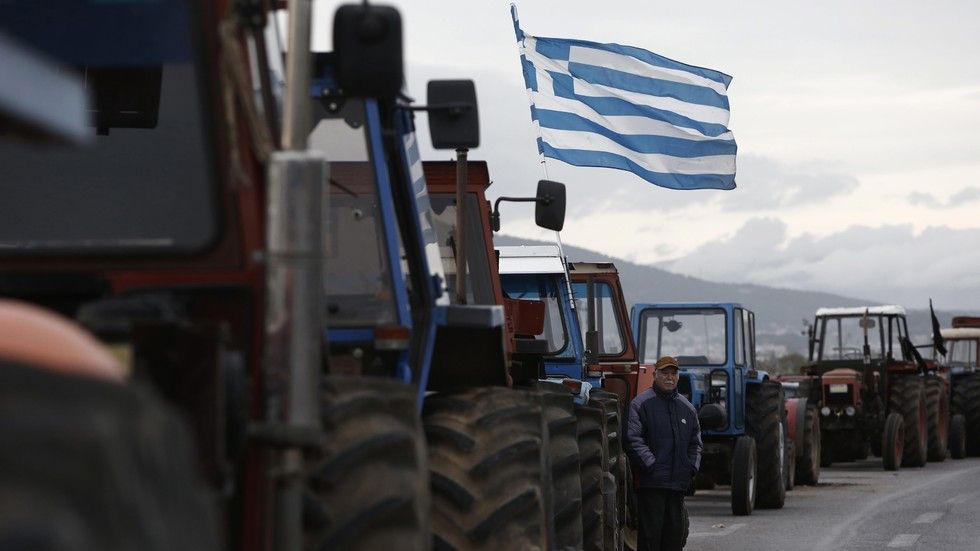 На 7 февруари в 16:00 земеделски производители затварят пътя при Егио, който свързва Атина с пристанищния град Патра