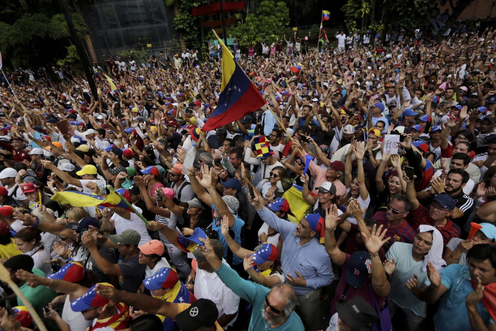 Хиляди протестират срещу Мадуро във Венецуела