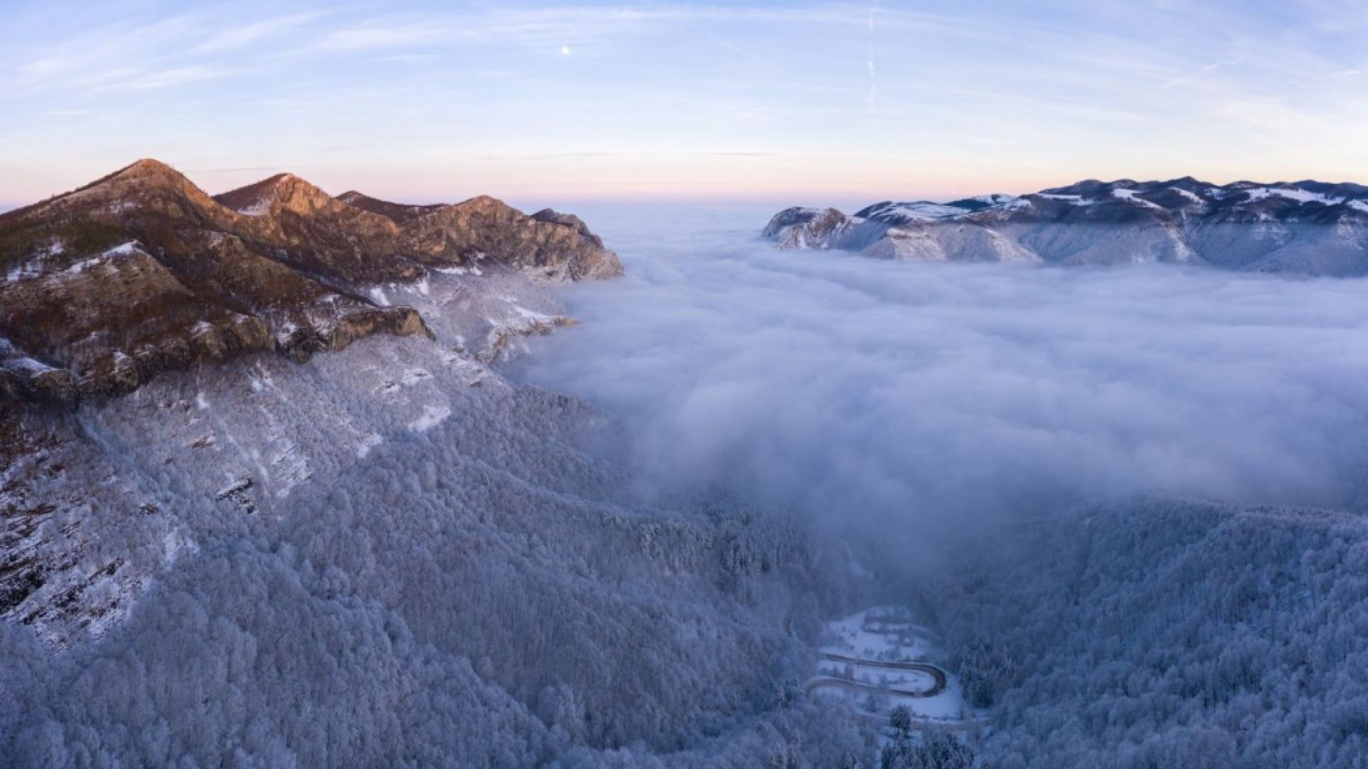 Мистични кадри от Врачанския Балкан в море от мъгла (видео)