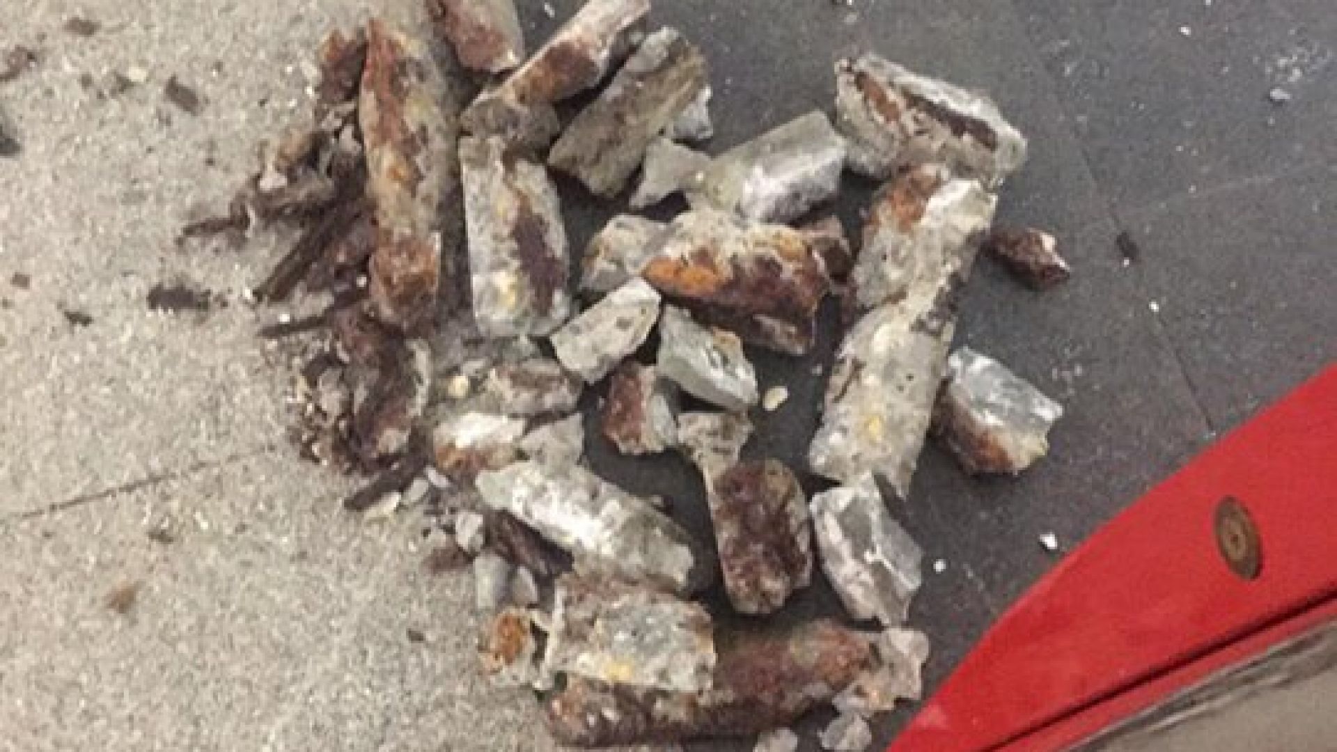 Облицовка от тавана на метростанция Западен парк падна на перона