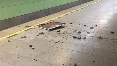 Падна част от тавана на метростанция "Западен парк” (снимки)