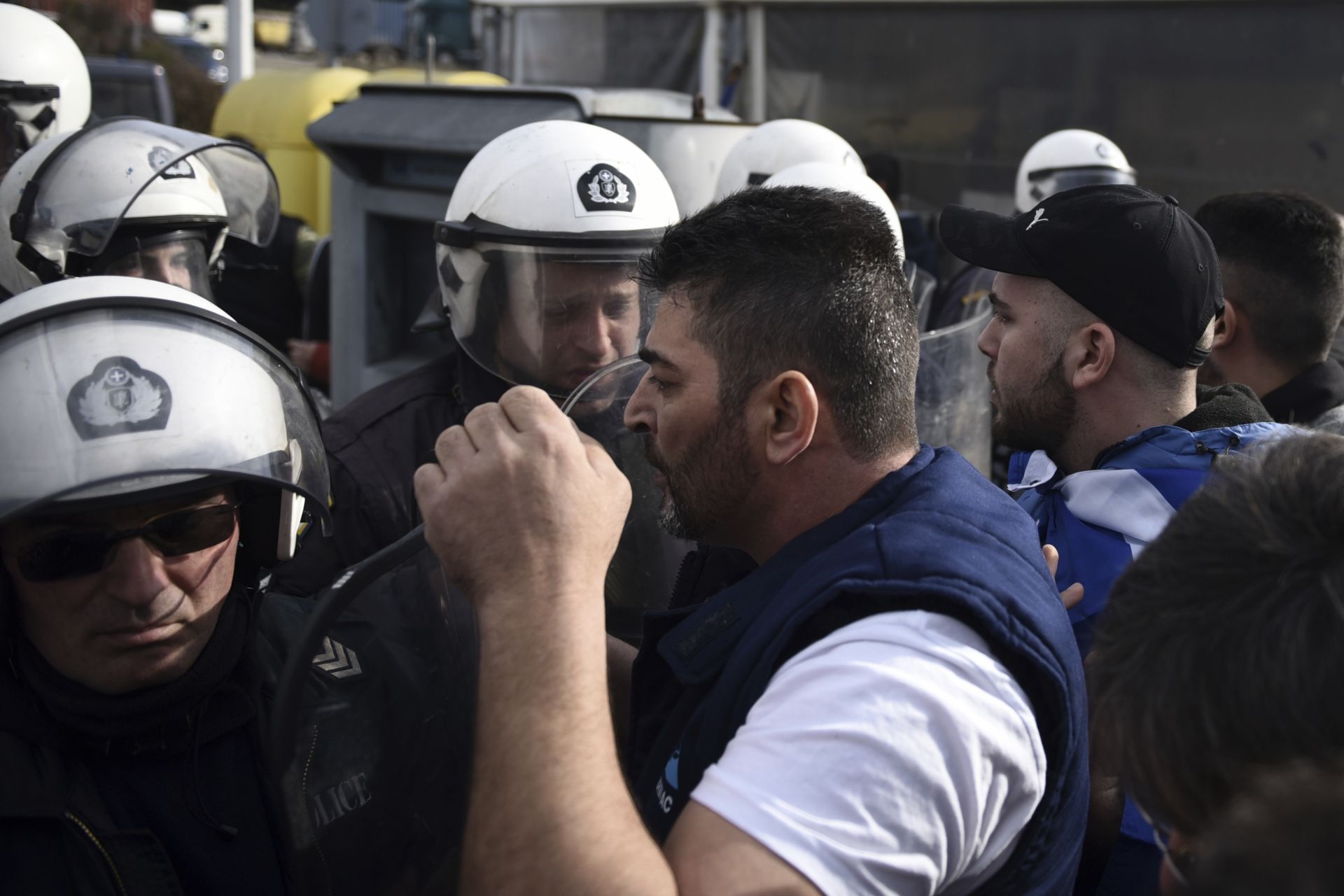 Противниците на споразумението на Преспа спорят с полицията по време на протест  на гръцко-македонската граница