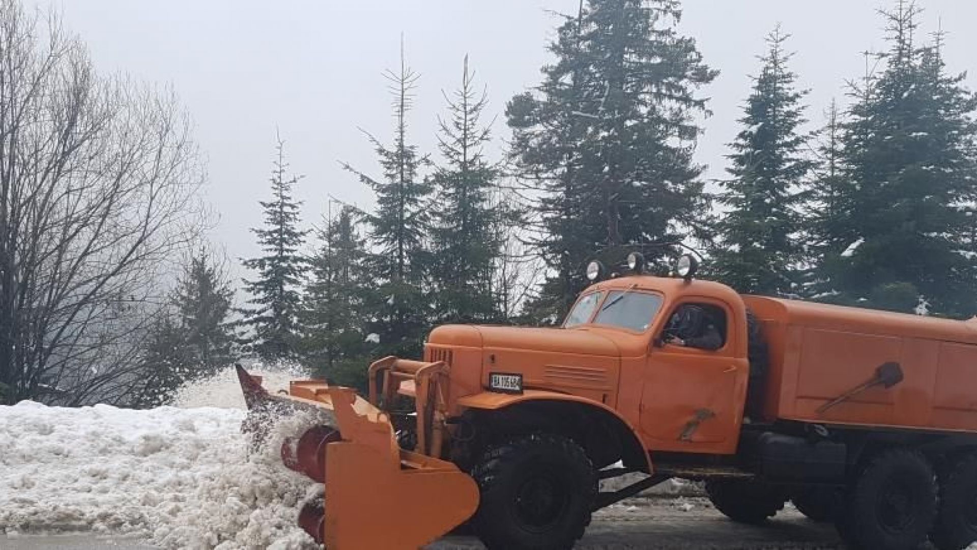 60 см сняг затвори прохода Превала, военни помагат в чистенето