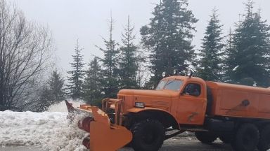 60 см сняг затвори прохода Превала, военни помагат в чистенето