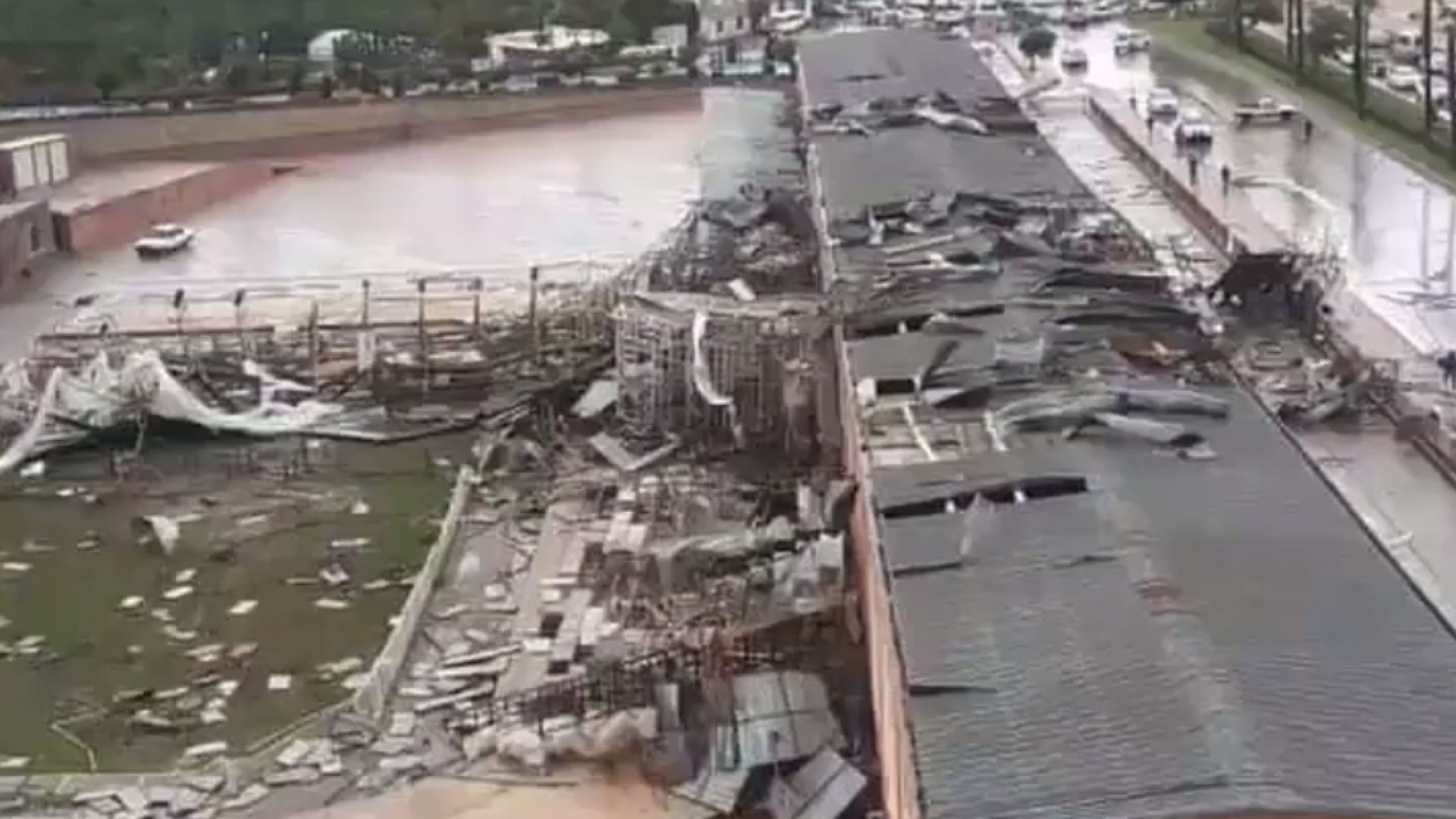 Дете загина и единадесет души бяха ранени днес при торнадо