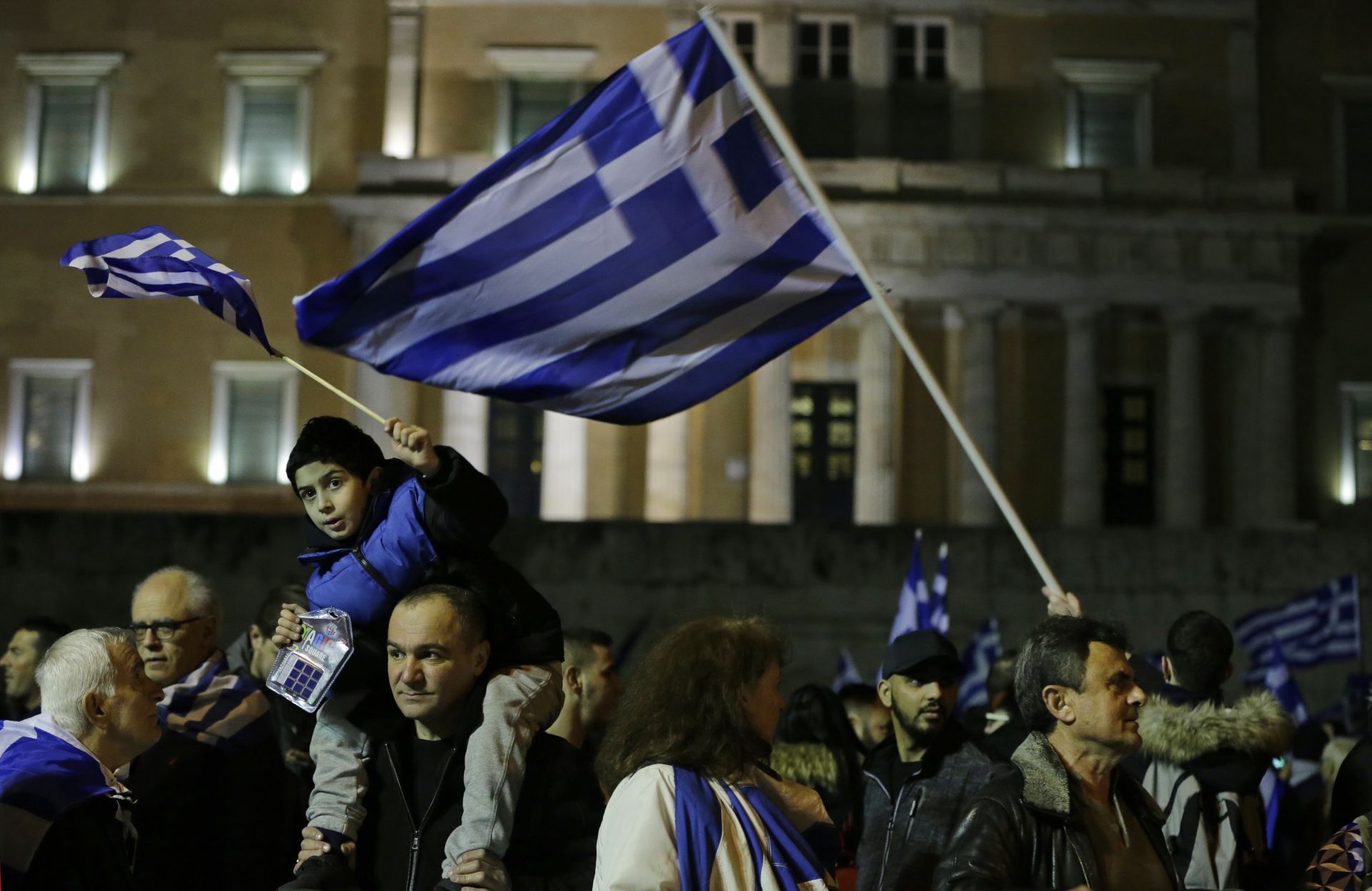 Противниците на споразумението от Преспа, които държат гръцки знамена, участват в митинг пред гръцкия парламент