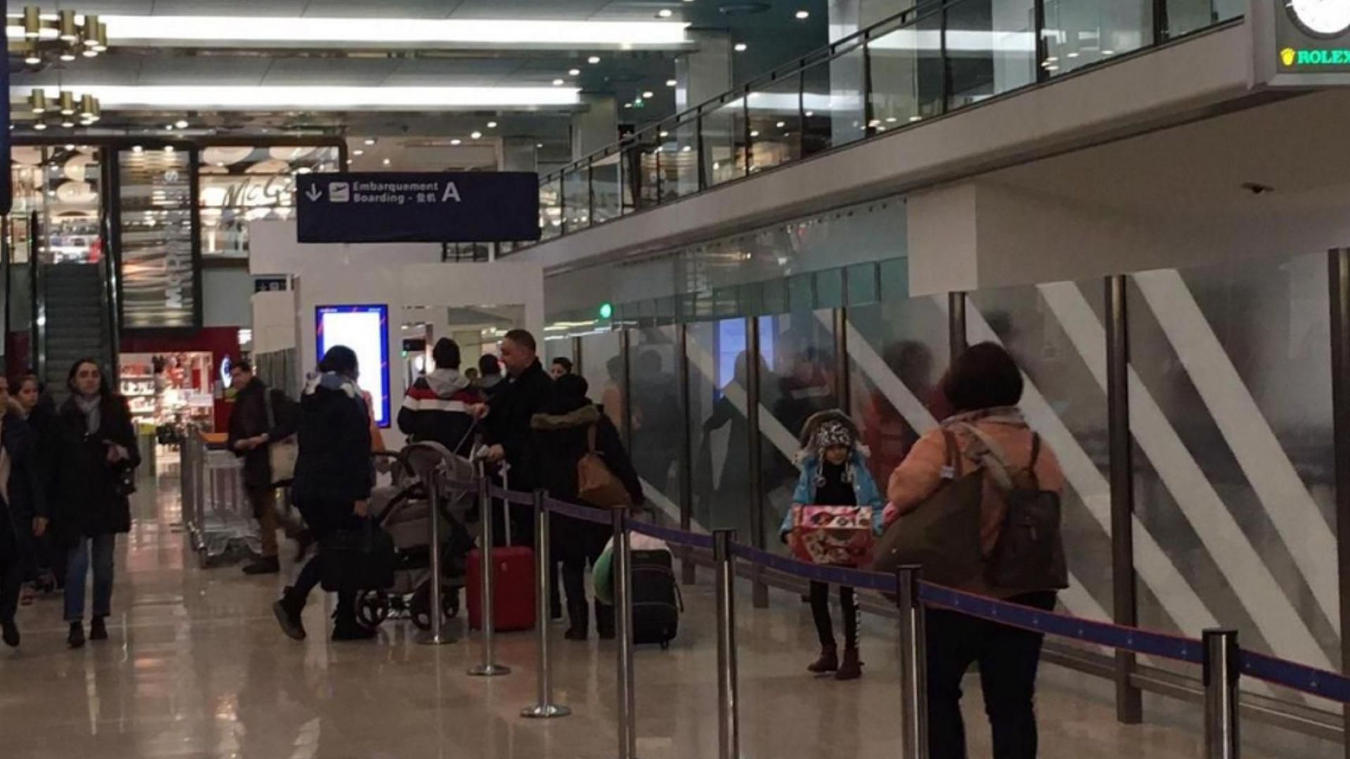 Няколко от салоните за пътници в парижкото летище Орли бяха