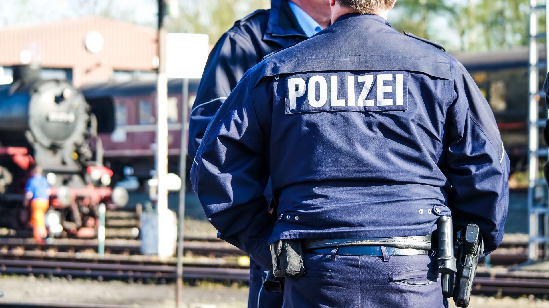 Подпийнал пътник оцеля след като скочи и се вози върху