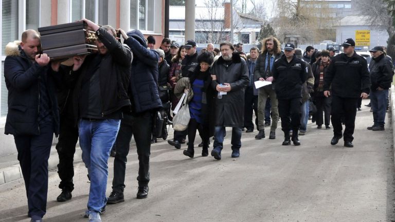 Николай Банев се сбогува с баща си под охрана