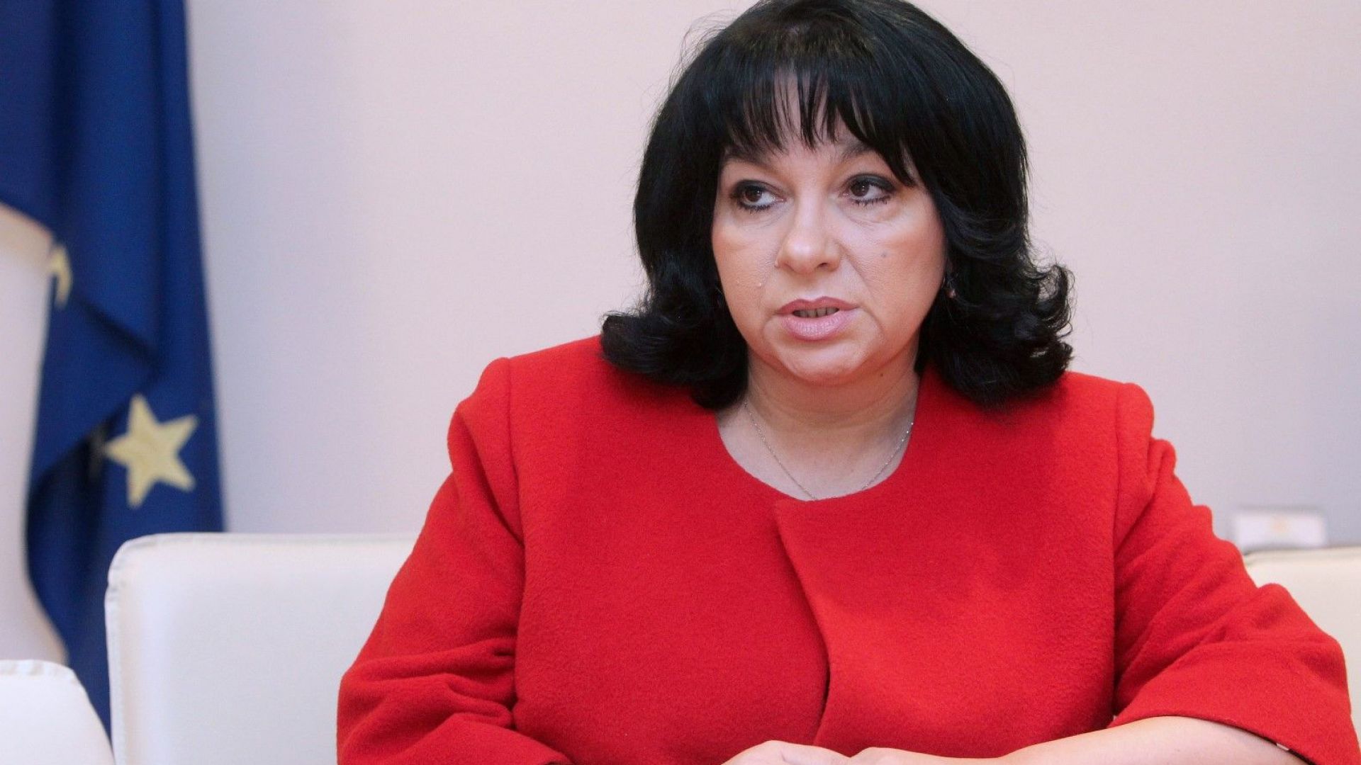 Министърът на енергетиката Теменужка Петкова разговаря с представители на Международния