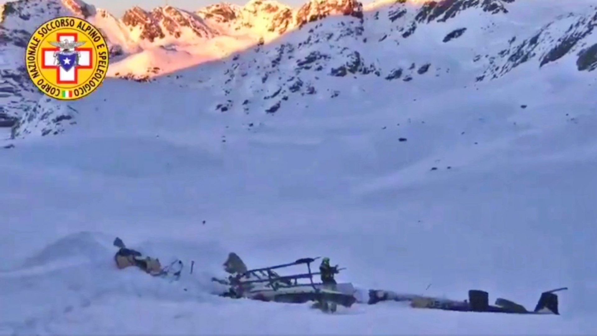 Най малко четирима души са загинали след сблъсък във въздуха над