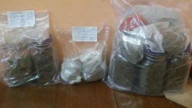 Полицаи откриха 2 кг марихуана в дома на криминално проявен