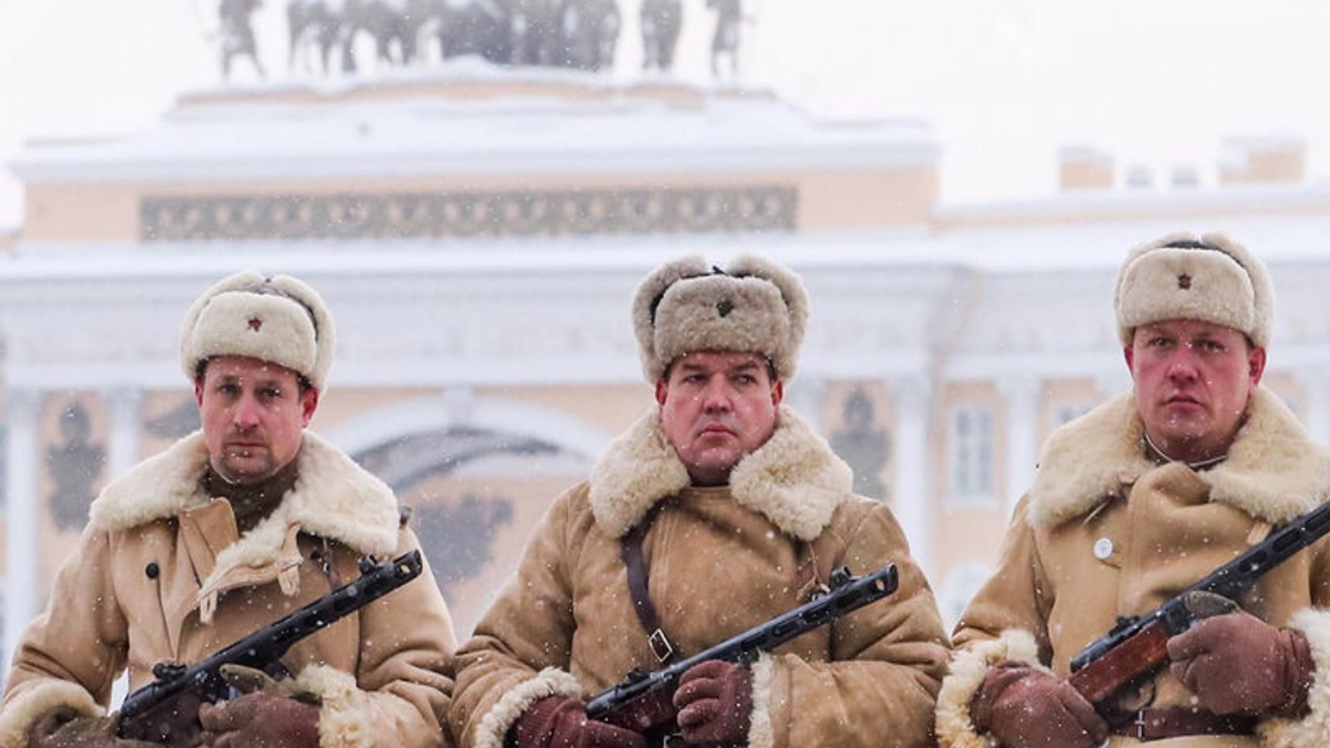 2500 военнослужащи, възпитаници на руски военни училища и почетен караул
