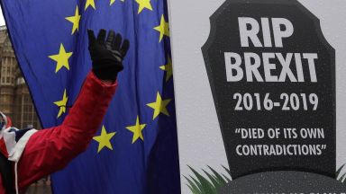Британски фирми се готвят масово да напуснат страната при Брекзит без сделка