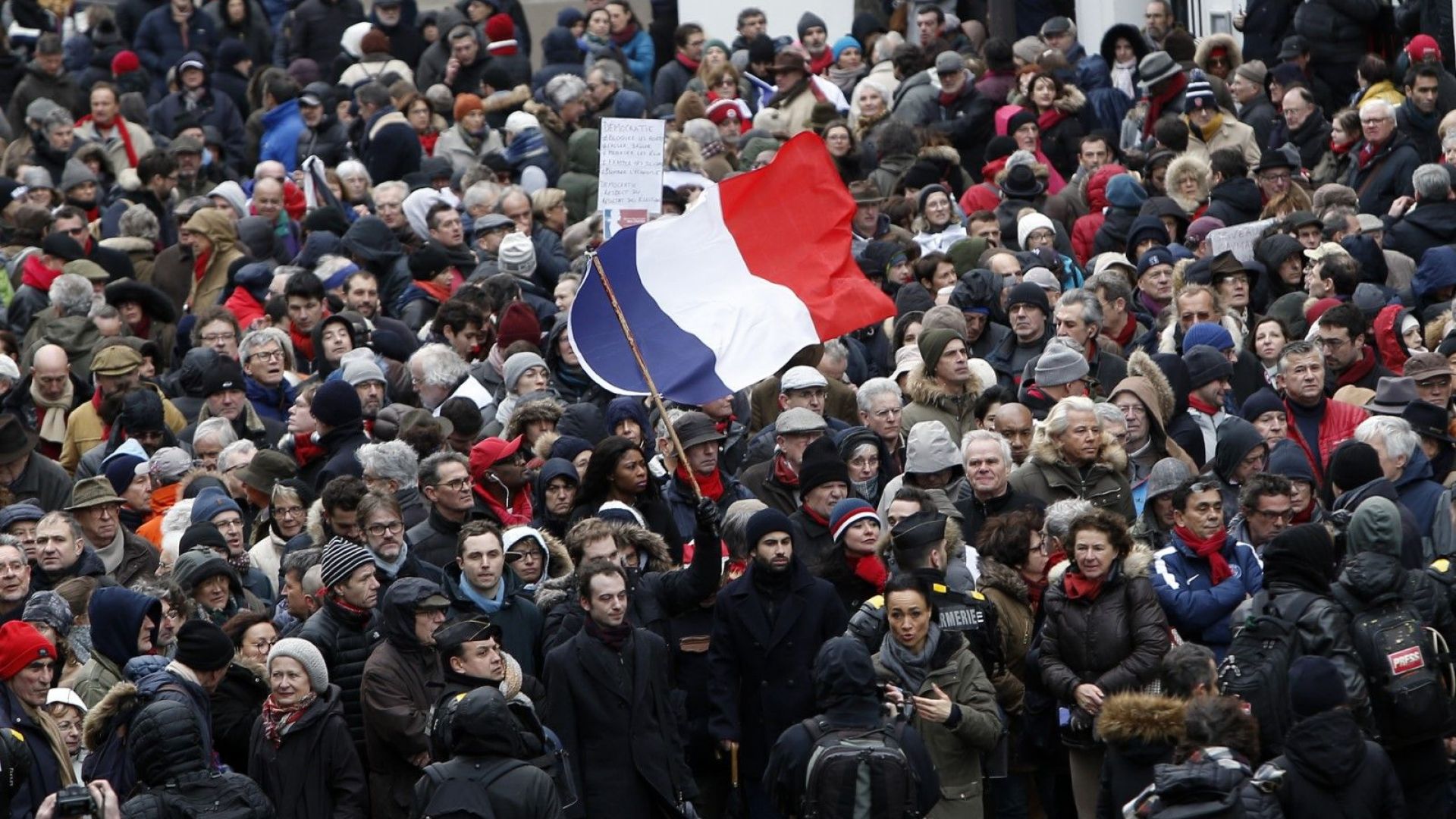 Повече от 10 000  "червени шалчета" се изправиха срещу "жълтите жилетки" в Париж