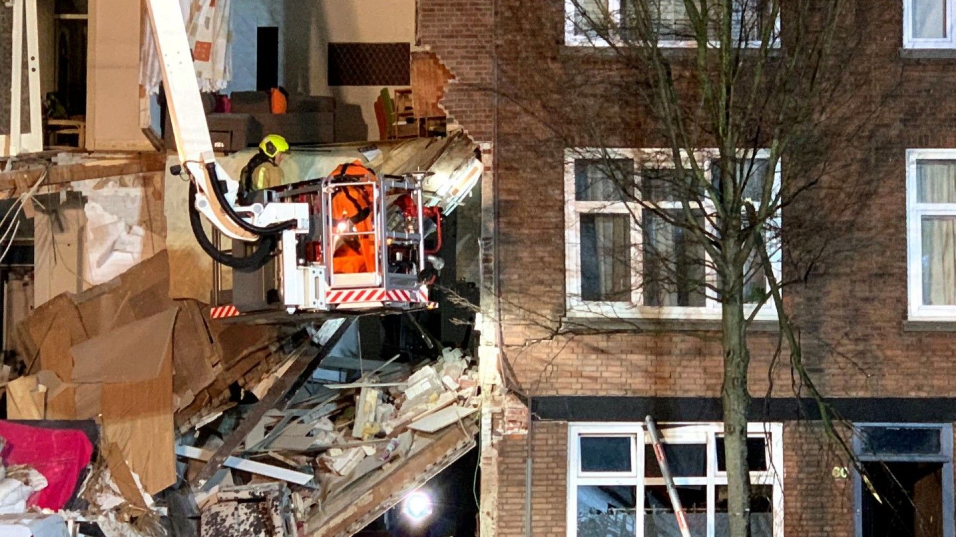 Експлозия причини частично срутване на триетажна сграда в Хага, предаде