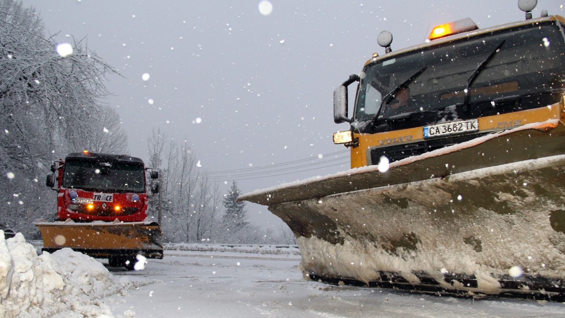Тирове закъсаха в снега край Предела и блокираха пътя Благоевград-Банско