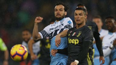 Роналдо от дузпа измъкна слаб Ювентус в Рим