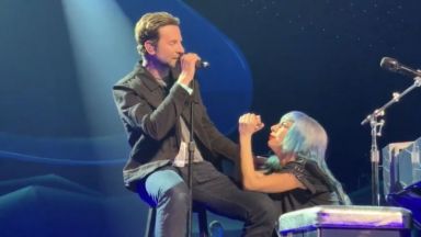 Брадли Купър и Гага изненадващо изпълниха "Shallow" на живо (видео)