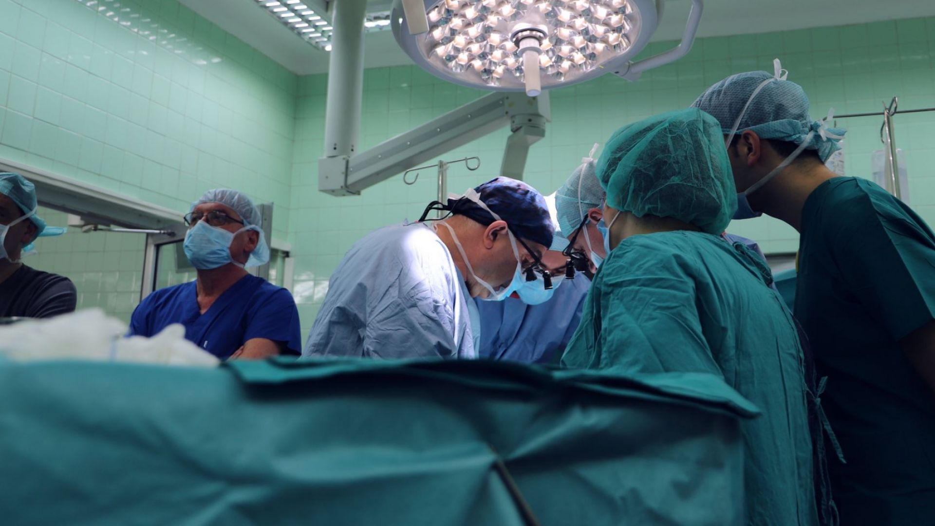 Съвместен екип от хирурзи на Военномедицинска академия и Пирогов спасиха